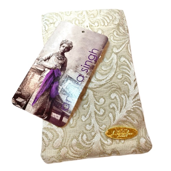 AMRITA SINGH Beijing Eyewear Case Cream/Gold Silk Damask With Box - Picture 2 of 10